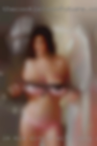 I'm Mia single with sexy an ample man pleasure myself.